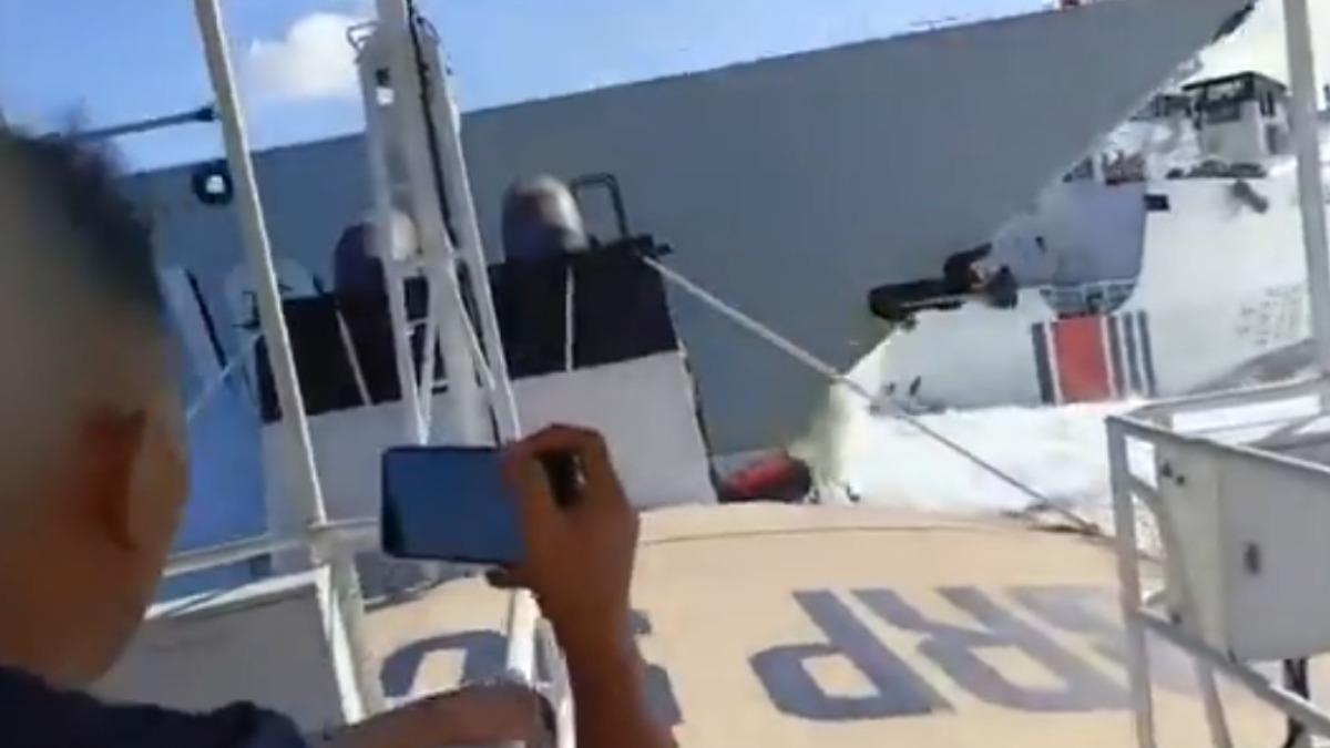 大陸海警船與海軍艦艇在黃岩島爭議海域，原本打算高速夾擊驅離菲律賓巡邏艇，沒想到下秒突然失控，兩艘船對撞。（圖／X@JayTarriela）    