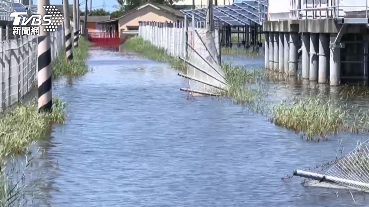 光電場淹成「水池」部分圍籬因長期浸泡已經倒塌。(圖/TVBS)