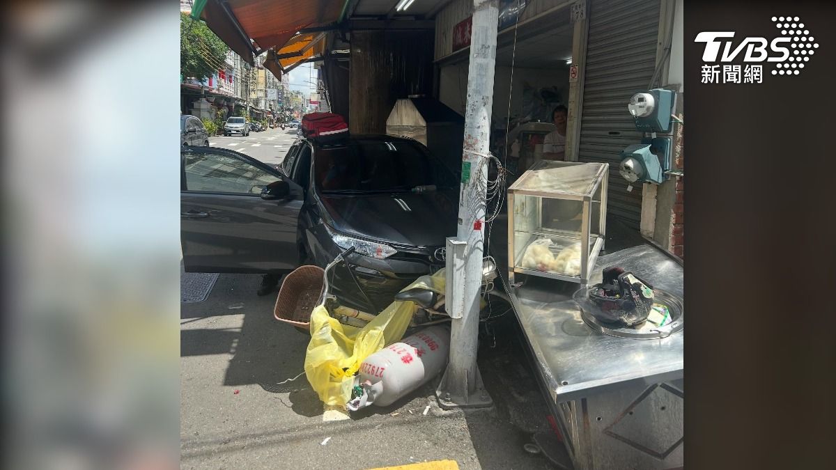 轎車衝撞五十年米苔目老店。圖/TVBS