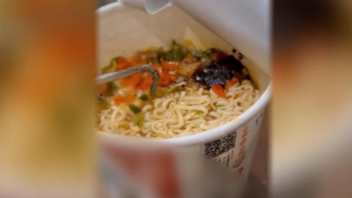 誤食壁虎泡麵恐食物中毒,醫師提醒多微生物、寄生蟲。(圖/翻攝threads:naizhen_licaao)
