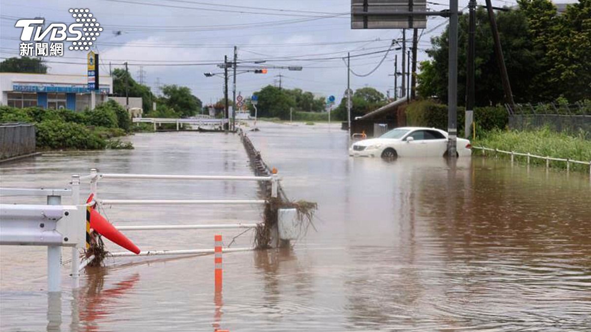 日本九州豪雨成災，熊本縣甲佐町有一家四口在開車避難途中被土石流掩埋，僅母子3人獲救。（圖／達志影像美聯社）