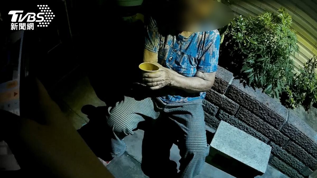 患有失智症的92歲張姓婦人,外出時搭錯公車,跑到7公里外的巷弄內。(圖/TVBS)