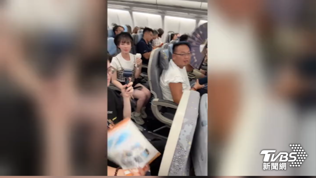 旅客搭乘飛機沒冷氣吹苦等3小時。(圖/民眾提供)