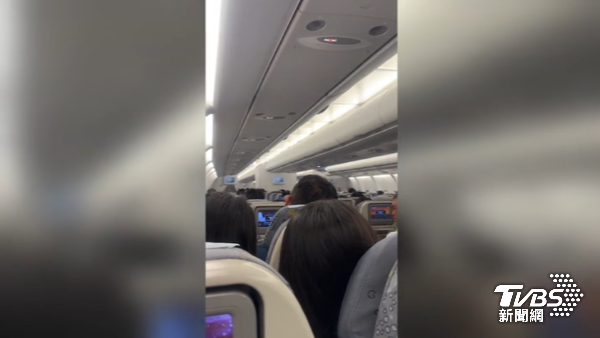 旅客搭乘飛機沒冷氣吹苦等3小時。(圖/民眾提供)