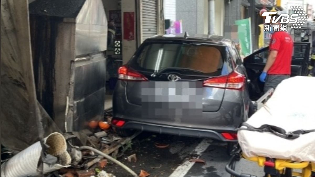 嘉義一間米苔目老店,中午準備開店時,一輛轎車突然衝撞店面,生財工具全毀。(圖/TVBS)