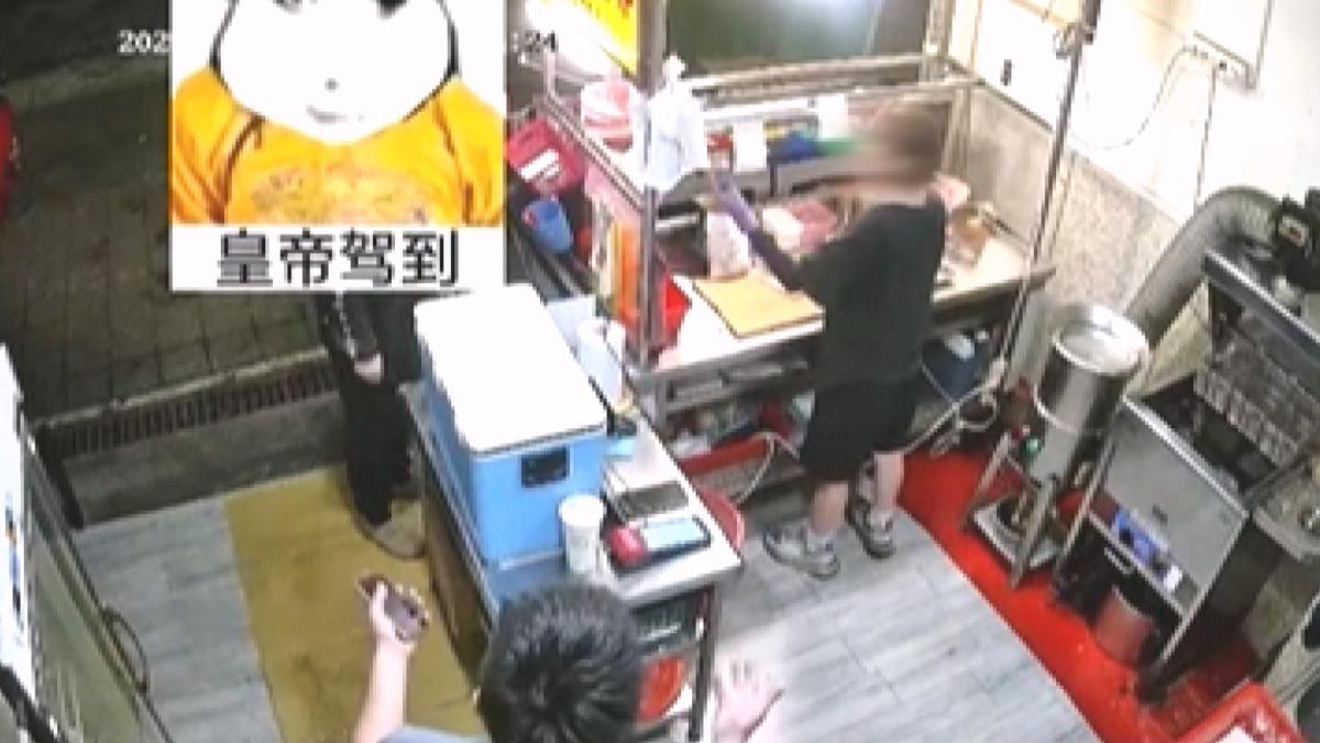鹽酥雞店,店員因環境嘈雜而連續詢問客人三次「要辣嗎」,引發戴著耳機的客人不滿並指責店員態度不佳。(圖/翻攝Threads_atim0102)