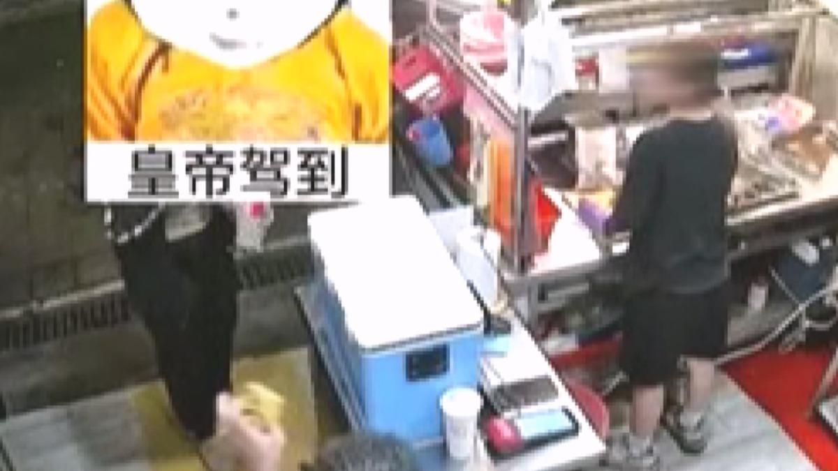 當時店員在完成一位客人的點餐後,繼續為下一位客人服務,店員連續詢問三次「要辣嗎」,引發了客人的不滿。(圖/翻攝Threads_atim0102)