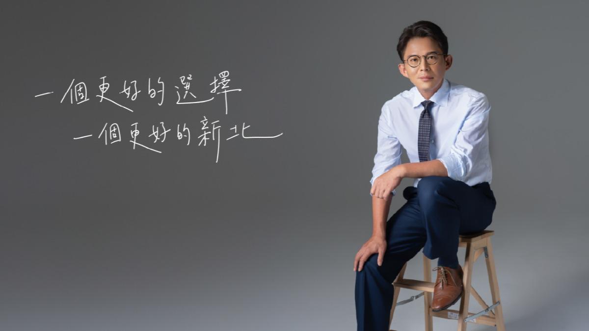 民眾黨主席黃國昌表態參選2026新北市長選舉,並曝光最新形象照。(圖/翻攝自黃國昌臉書)