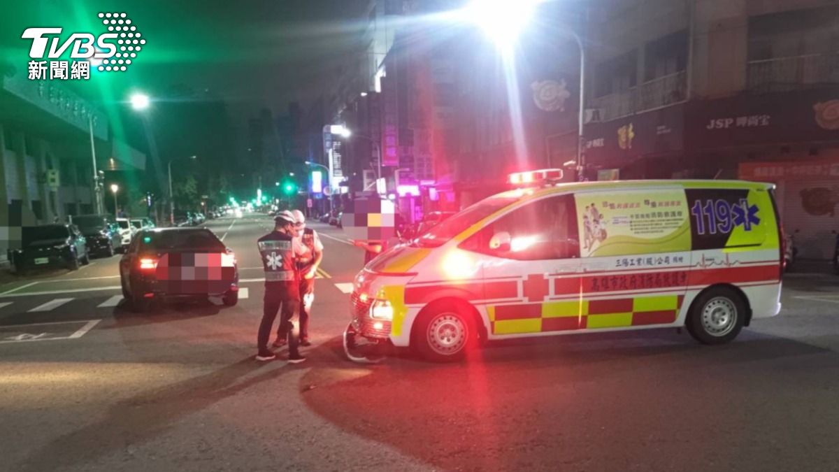 有片/急閃來不及!高雄救護車載母女撞轎車 保險桿噴落