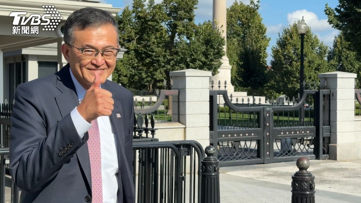 陳立武離開白宮,向記者比出讚。(TVBS華府特派倪嘉徽攝)