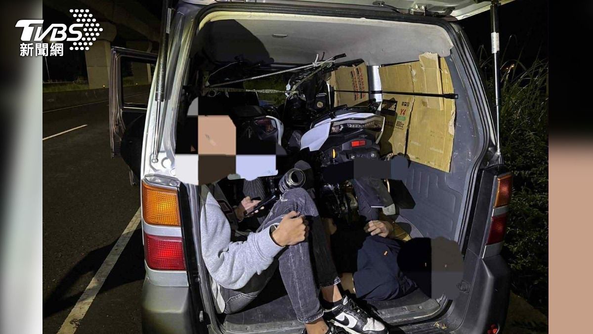 飆車夢碎！運兵車載改裝車被新湖警「連人帶車」攔下