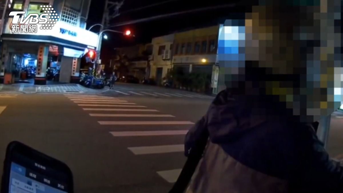 一名婦人車上的水果險遭陳男竊取。(圖/TVBS)