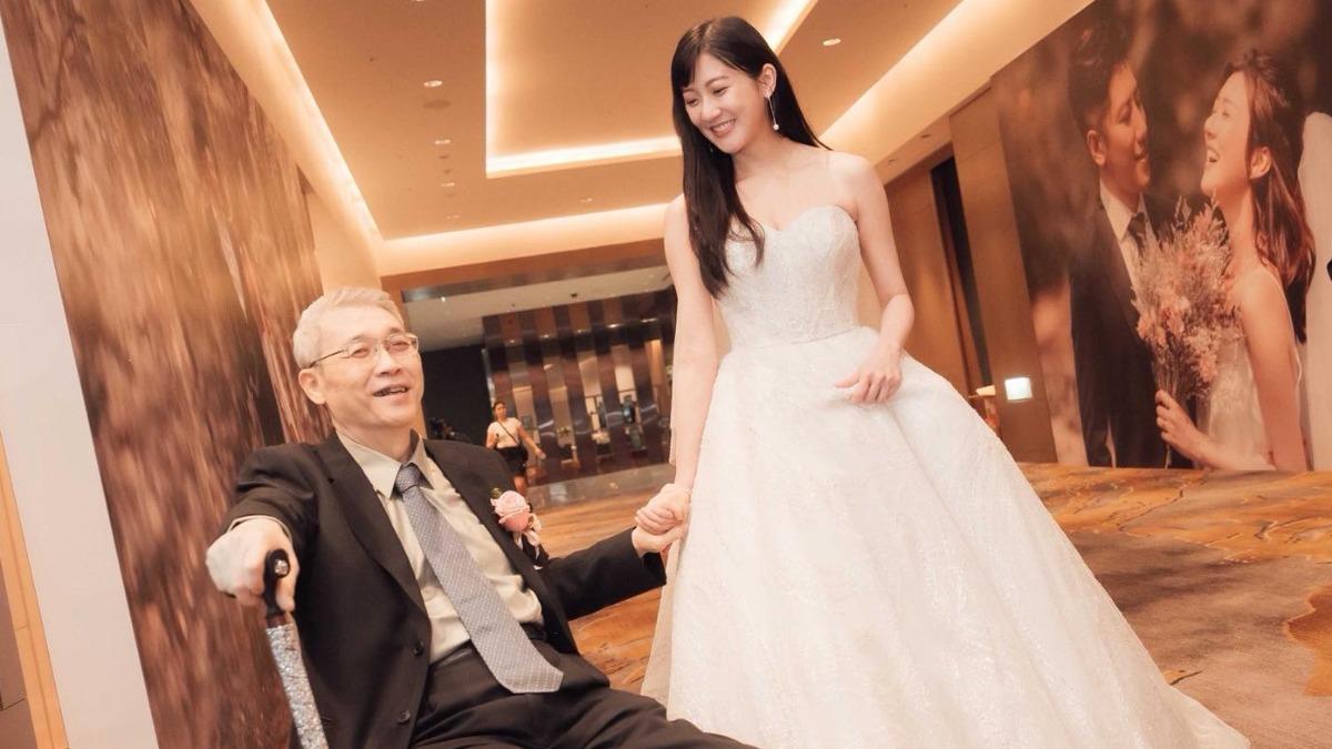 林逸欣和爸爸感情非常好,婚禮小物更特別選了爸爸診所的精油膏。(圖/翻攝自林逸欣臉書)