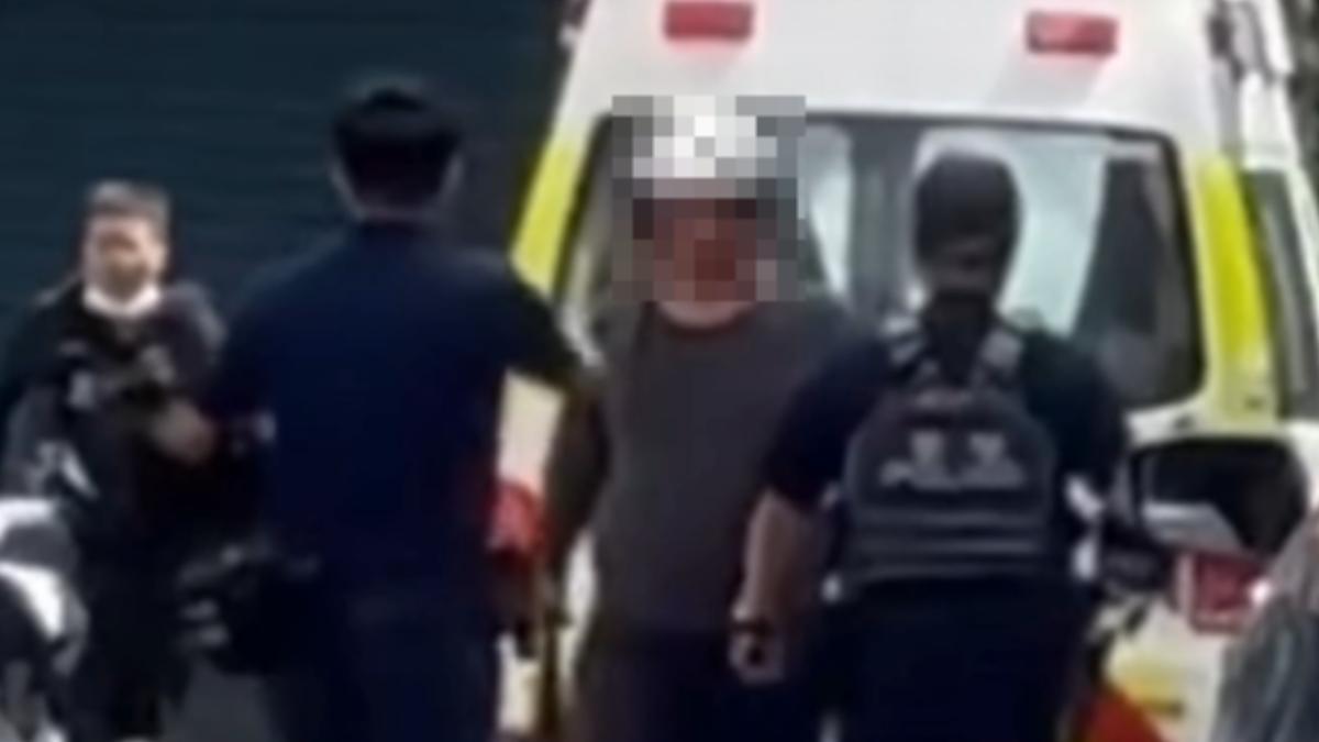 高雄男棍棒「失控毆父」打破頭!鄰居也遭殃 警防暴盾圍堵