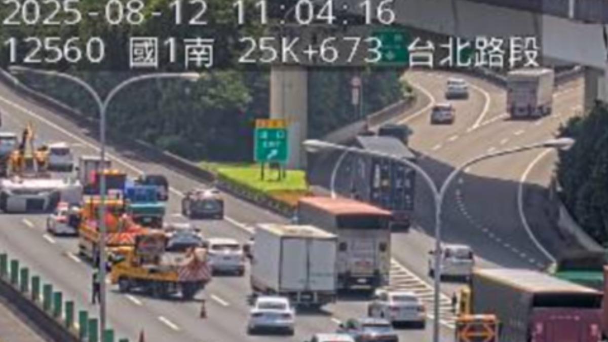 快訊/國1北上25.5翻車釀1傷 2車追撞回堵5公里