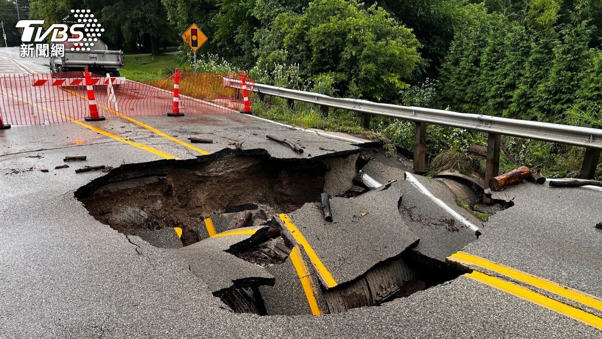 美國威斯康辛州一天降下6週雨量,暴雨引發洪水沖斷道路。(圖/達志影像美聯社)
