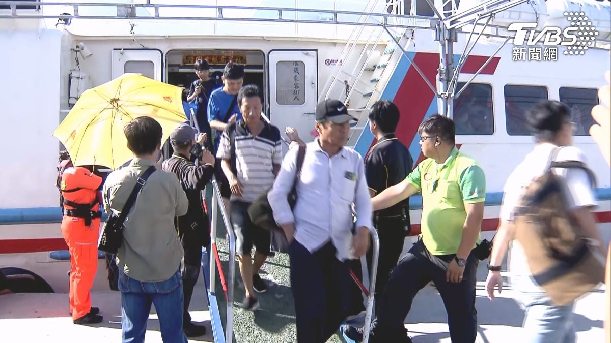 楊柳颱風逼近,綠島蘭嶼的船班今天早上10點半要停航,旅客急著搭船返回台灣本島(圖/TVBS)