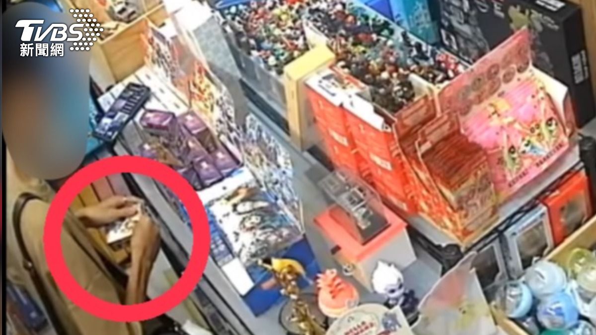 少年持刀割開盲盒「不滿意又放回」!店家:怎做生意