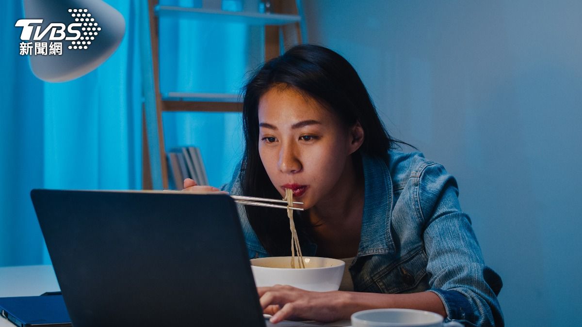 月領33K週休二日!她苦惱「該繼續嗎」 網見學歷直呼:不值得