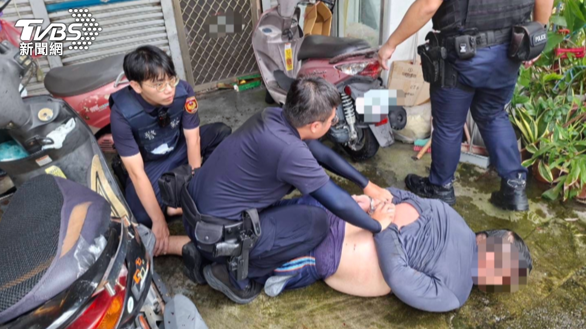 男子已經打傷3人,而且還攻擊爸爸,隨後警方抓準時機,趕快噴辣椒水上前壓制(圖/TVBS)