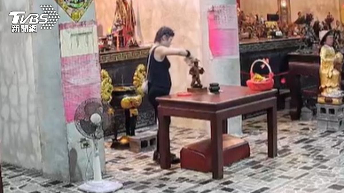 女子往神尊身上「倒米酒」。(圖/TVBS)