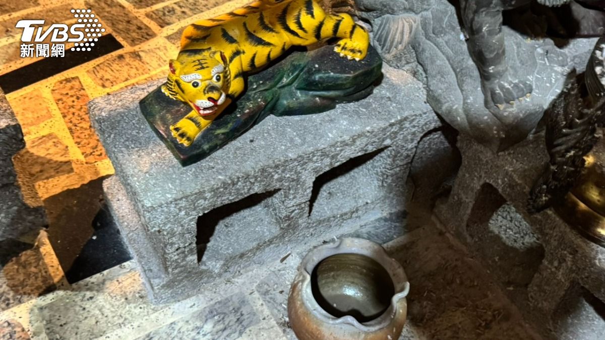 虎爺神尊聚寶盆的錢母也遭竊。(圖/TVBS)