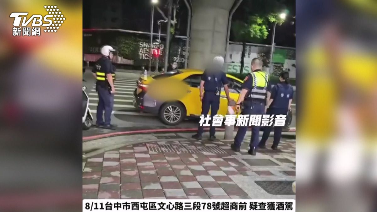 計程車司機超商內抽菸遭勸阻起口角 目擊者稱見警持槍喝令下車 。(圖/翻社社會事新聞影音)