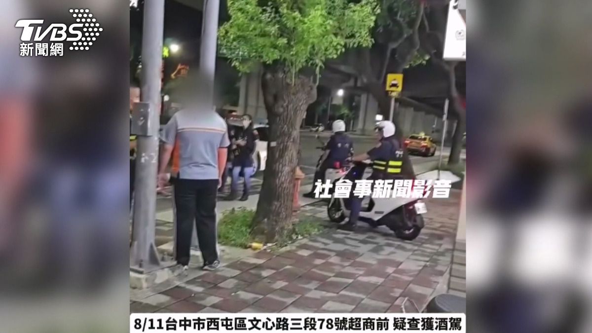 貼文中表示樓下差點發生警匪槍戰,有五至六名警察持槍要求計程車司機下車 。(圖/翻社社會事新聞影音)
