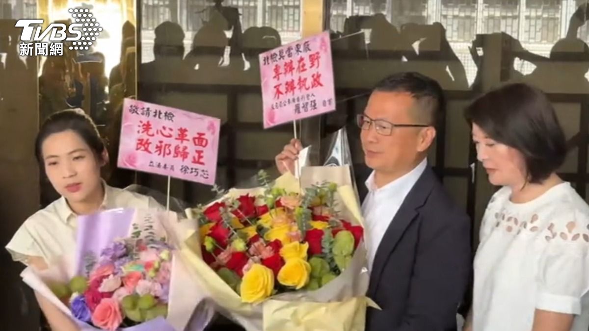 藍白送花諷北檢。（圖／TVBS）