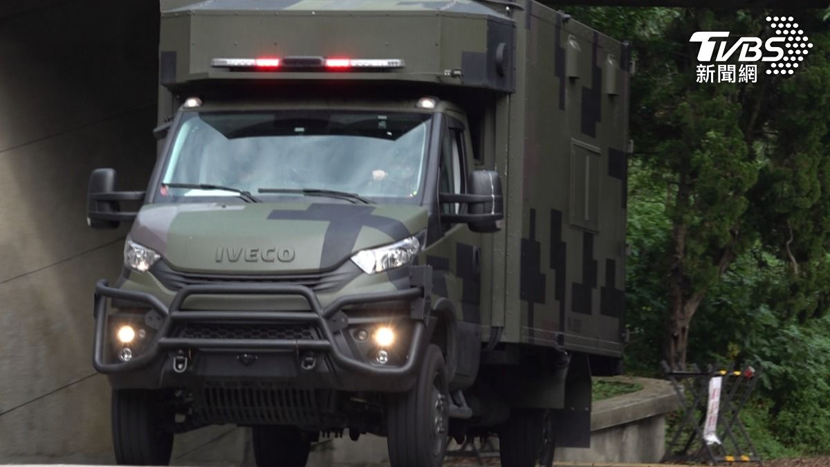 義大利車廠「IVECO」生產的新型野戰救護車,已逐步撥交給國軍前線部隊使用。(圖/TVBS)
