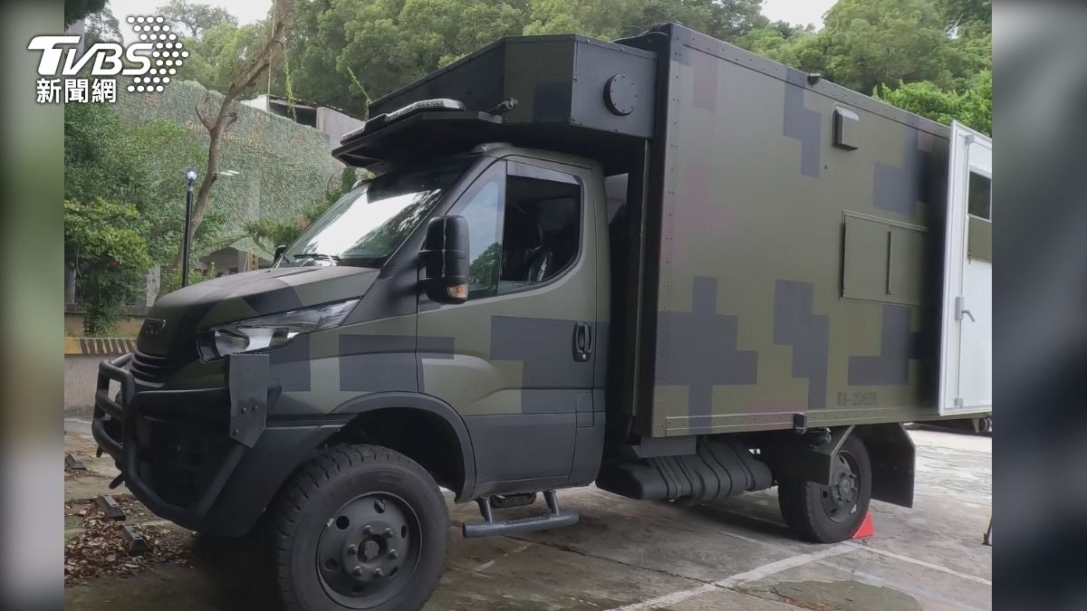 國軍的新型野戰救護車,車型遠比過往悍馬救護車龐大,外觀更近似於機動雷達車。(圖/TVBS)