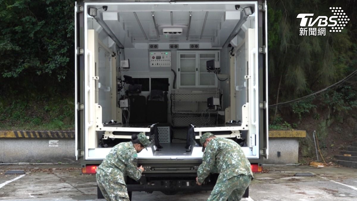 國軍新型野戰救護車,後艙空間寬敞,可同時乘坐10位傷員或讓4位重度傷者平躺。(圖/TVBS)