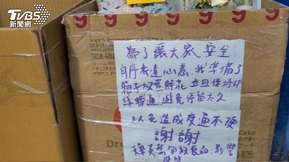民眾自發性放置紙箱哀悼男嬰。（圖／TVBS）