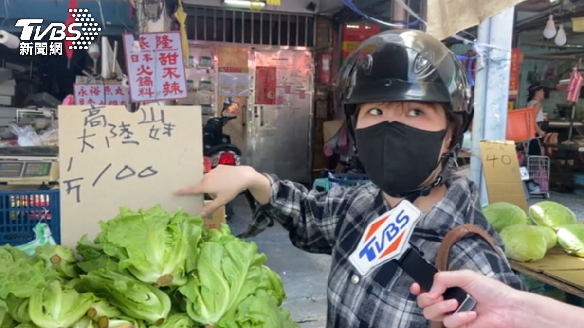 許多民眾到市場採購物資，不過看到菜價都好吃驚。（圖／TVBS）