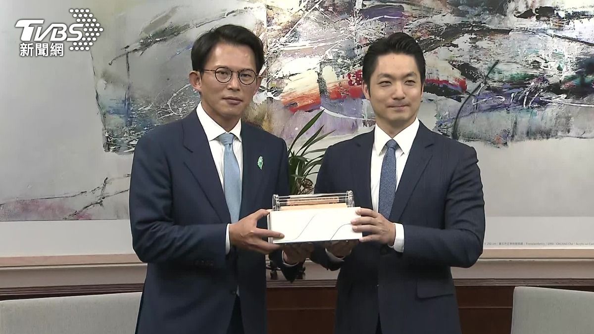 蔣萬安（右）回贈「枕木電聯車禮盒」。（圖／TVBS）