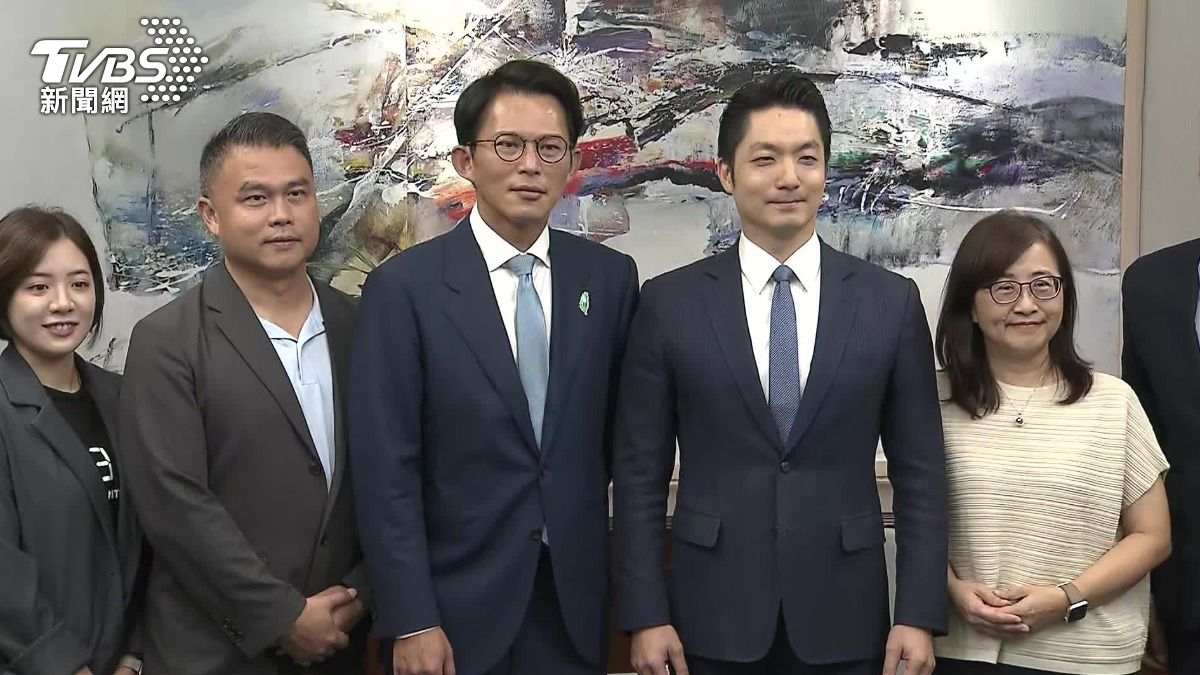 黃國昌（左三）率領黨公職拜會蔣萬安（右二）。（圖／TVBS）