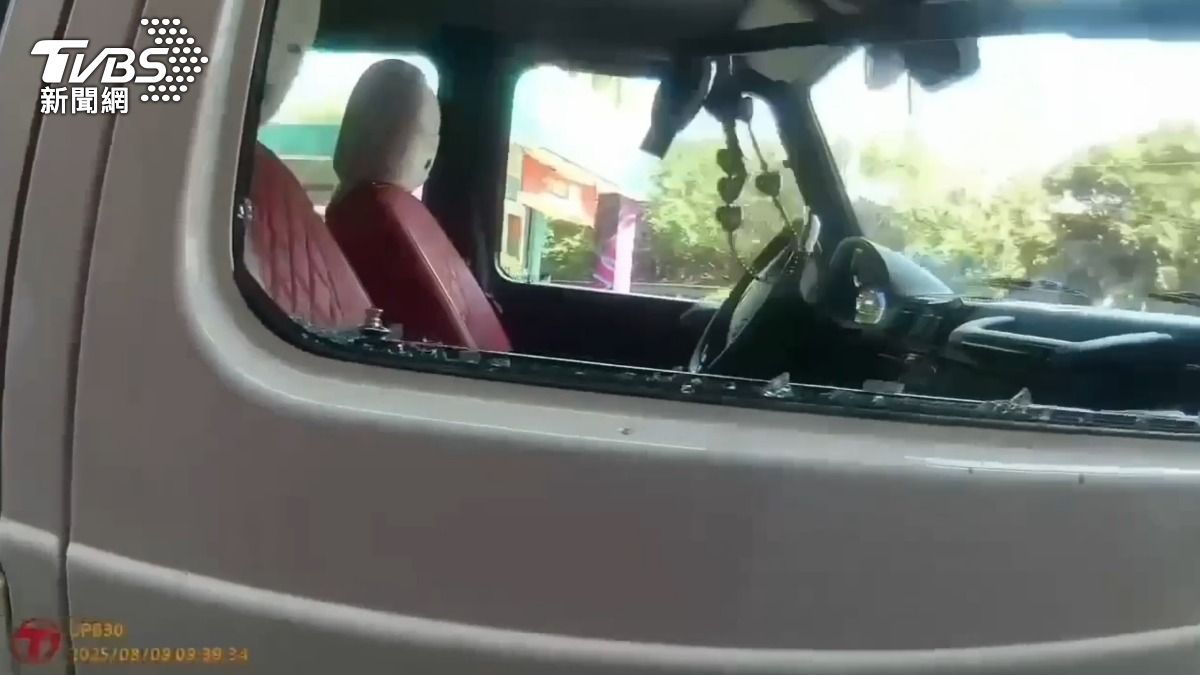 員警破窗將車鑰匙取出，順利打開車門。（圖／TVBS）