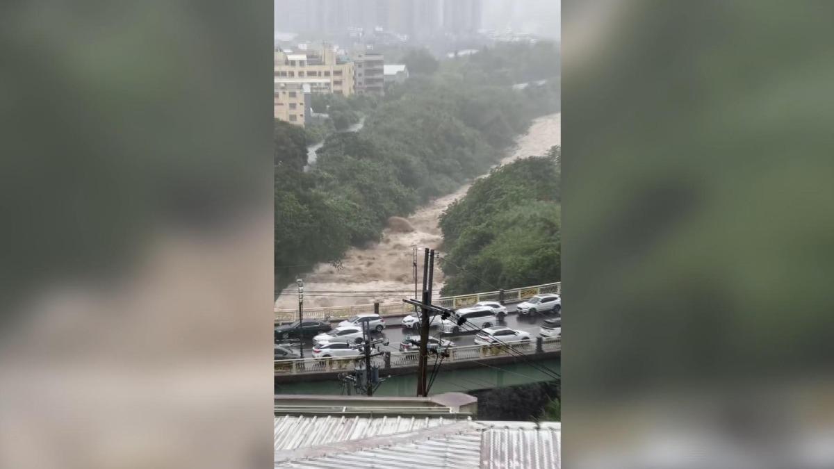 台中北屯廍仔溪因午後山區豪雨而出現滾滾黃流。(圖／民眾提供)