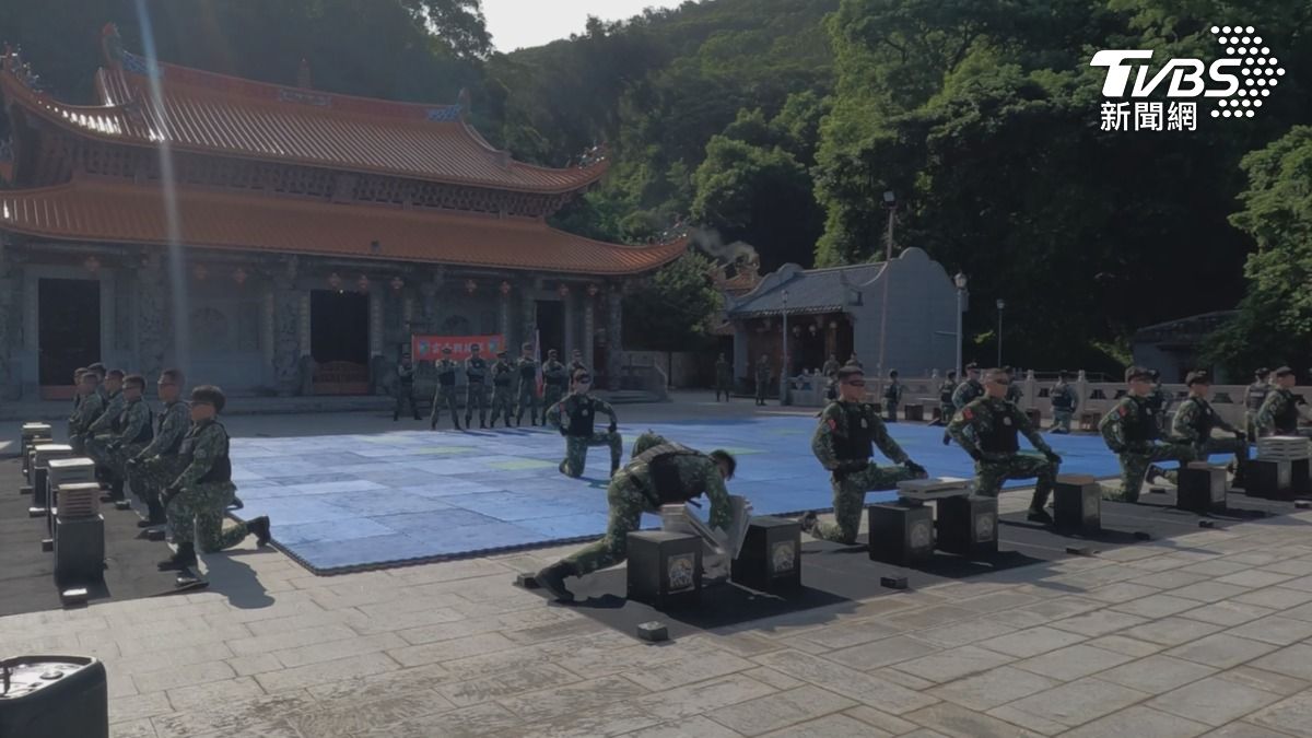 馬防部的「雲臺戰技隊」社團，在國防部暑期戰鬥營學子面前，展示功力擊破。(圖／TVBS)