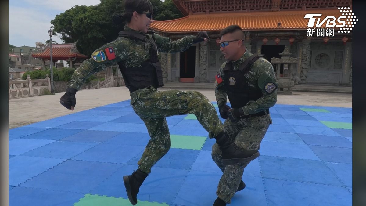 馬防部「雲臺戰技隊」隊員，演練近戰格鬥，隊中亦不乏女性官士兵成員。(圖／TVBS)