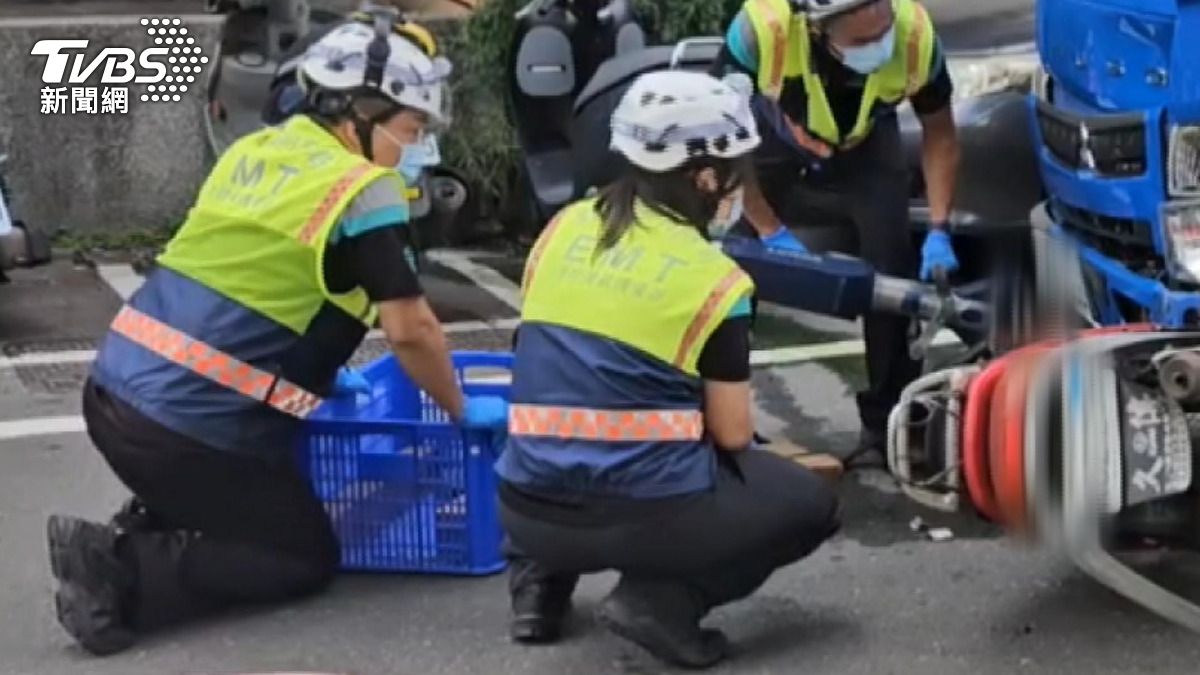 少年眼睜睜看阿嬤卡車底！「悲劇瞬間」全被錄　阿公嘆：才要享受退休。(圖／消防隊提供)