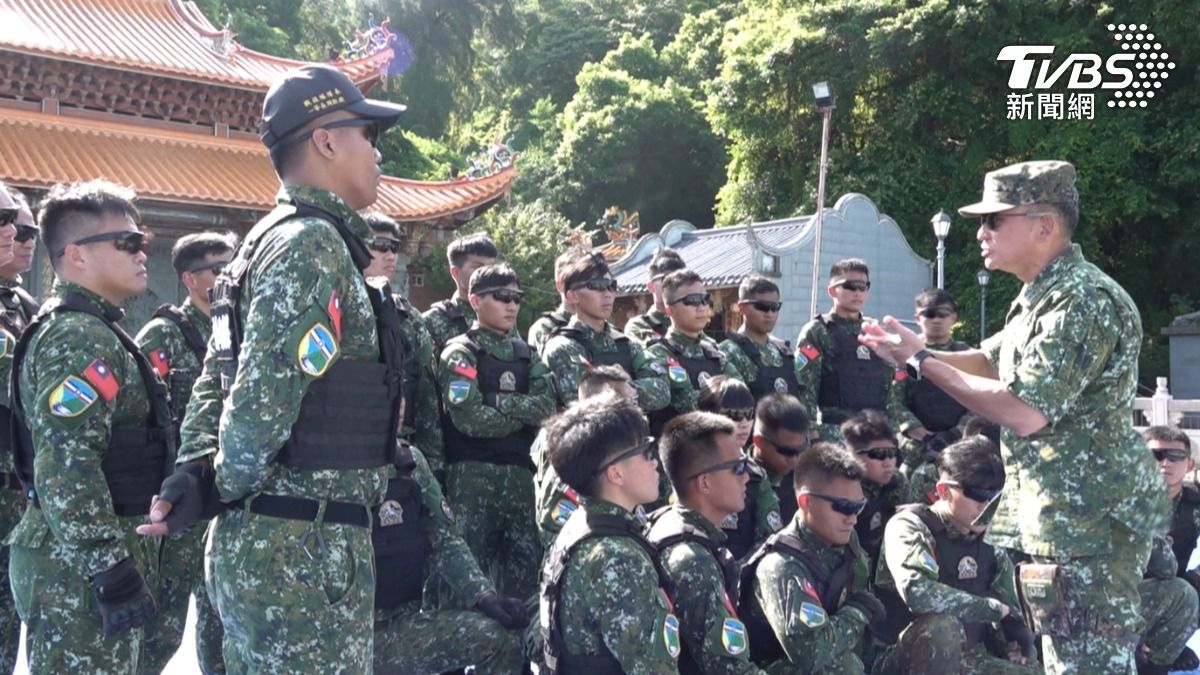 馬防部指揮官劉慎謨親自指導戰技隊，而他過去也是國軍全面實施近戰格鬥訓練的推手之一。(圖／TVBS)
