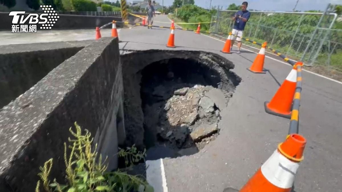 豪雨淘空路基！彰化社頭現4大坑洞。(圖／TVBS)