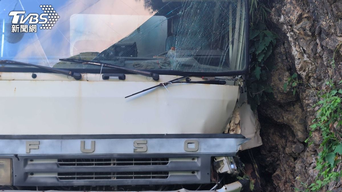蘭嶼龍門港砂石車失控自撞 駕駛遭彈飛「卡山壁」死亡