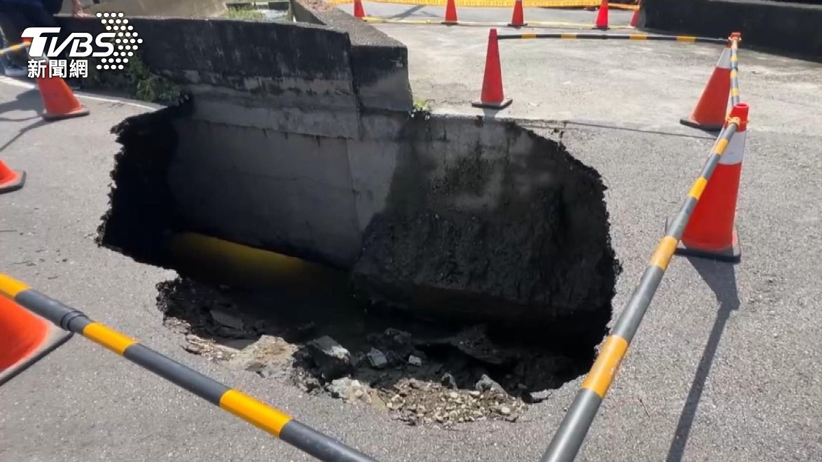 彰化社頭重生路路基淘空，柏油路面出現大坑洞。(圖／TVBS)