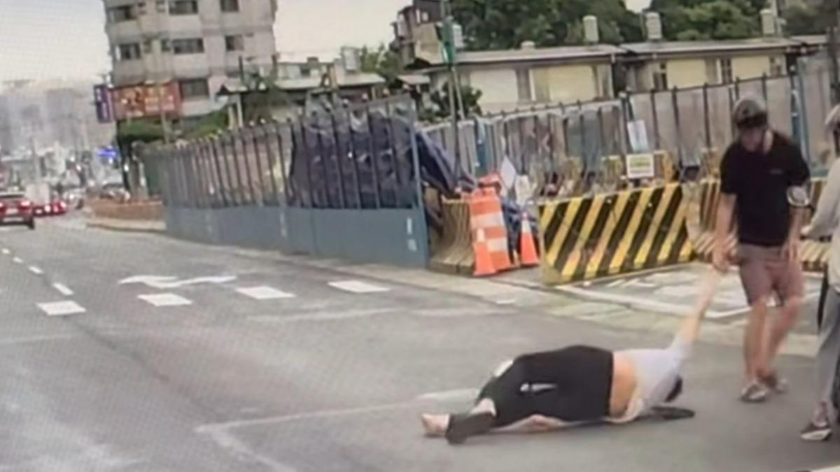 黑衣男將騎士拖到路邊。(圖/翻攝Facebook)