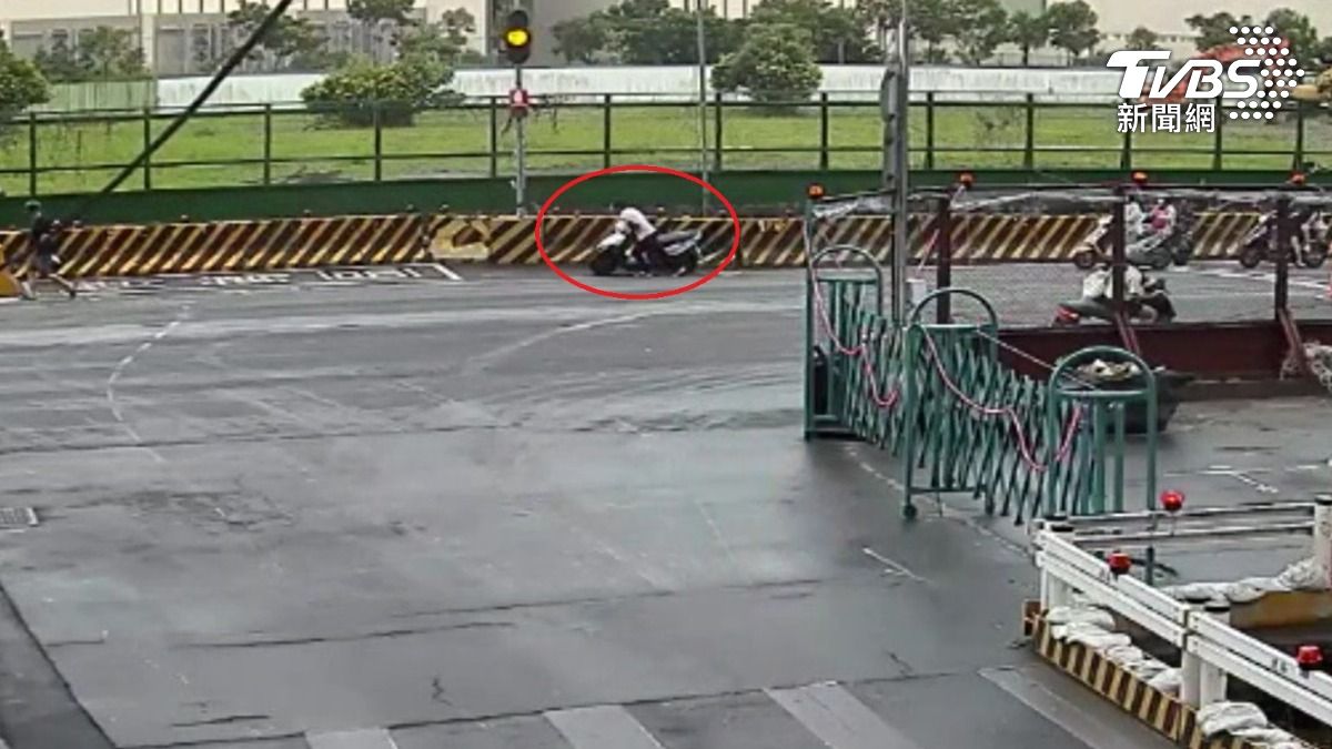 白衣男起身後自行牽車離開。(圖/TVBS)