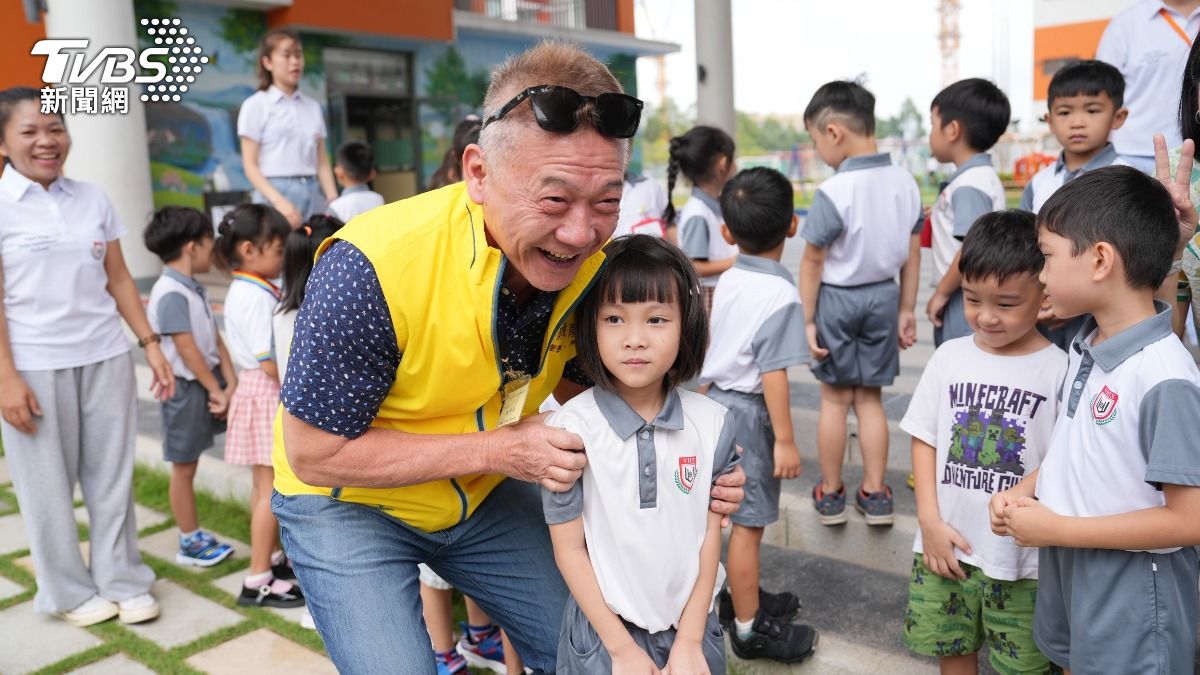 游榮吉基金會與新北貢寮國小師生,跟越華國際學校交流。(圖/TVBS)
