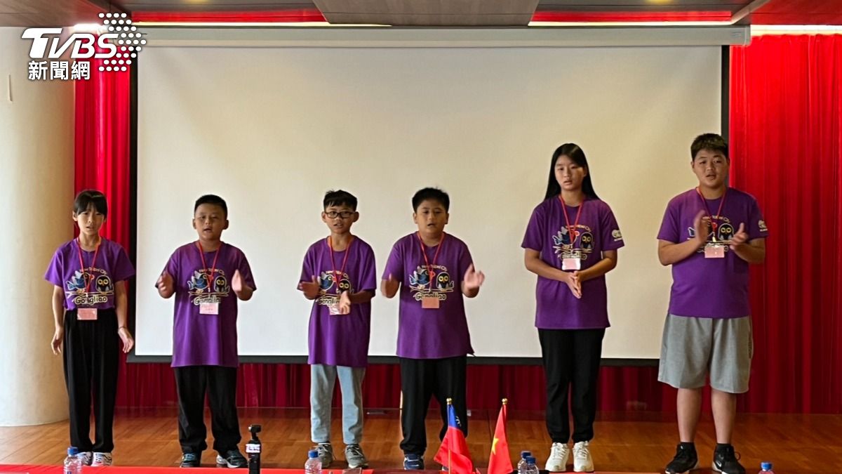 新北貢寮國小學生在越華國際學校,帶來原住民以及中文歌曲表演。(圖/TVBS)