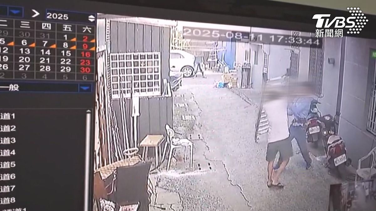 有線電視維修人員進行線路維修時,一名身穿白色上衣男子突然憤怒衝上前將其攔下,並直接伸手掐對方脖子。(圖/TVBS)